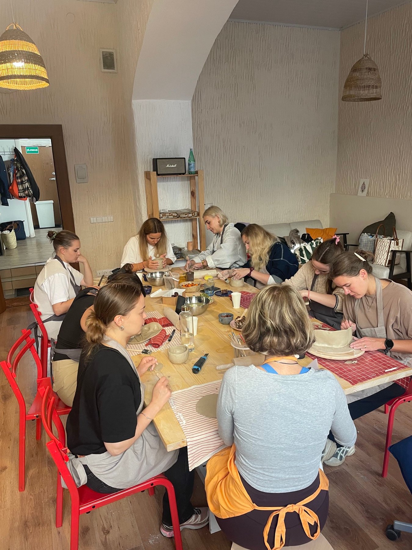 Įmonės keramikos renginio akimirka studijoje