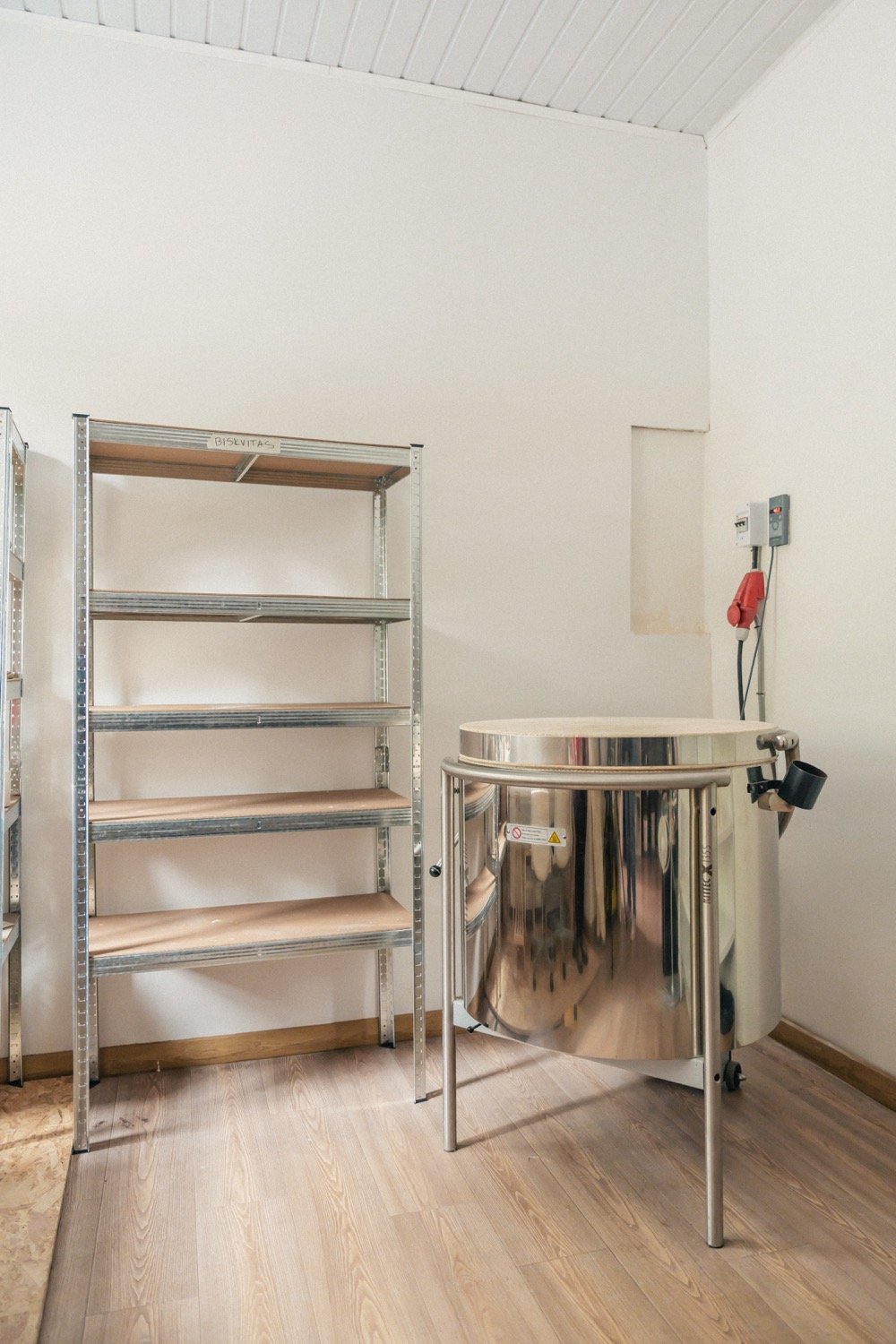 Keramikos krosnis ir lentynos studijoje