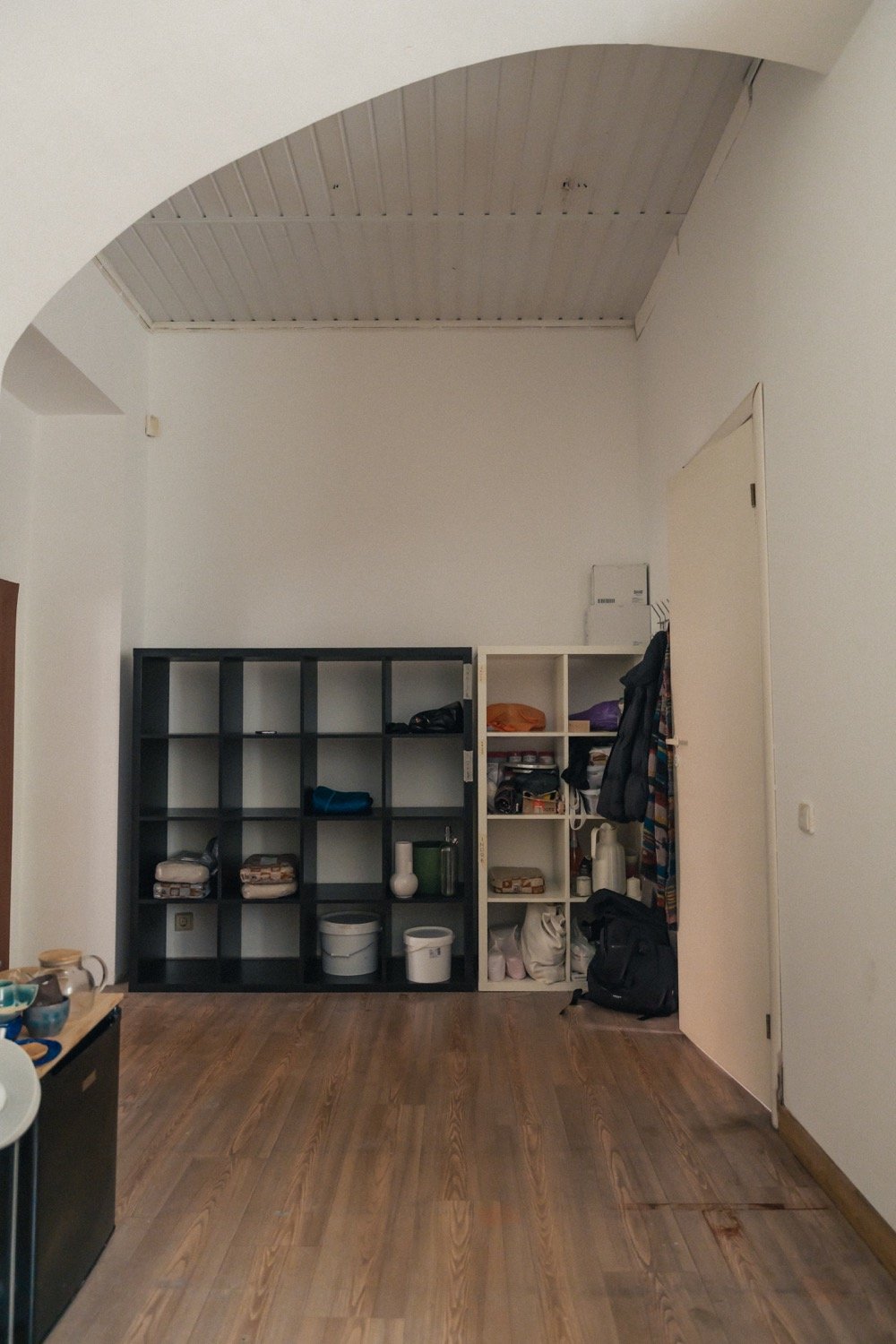 Studijos laikymo zona su lentynomis ir arka